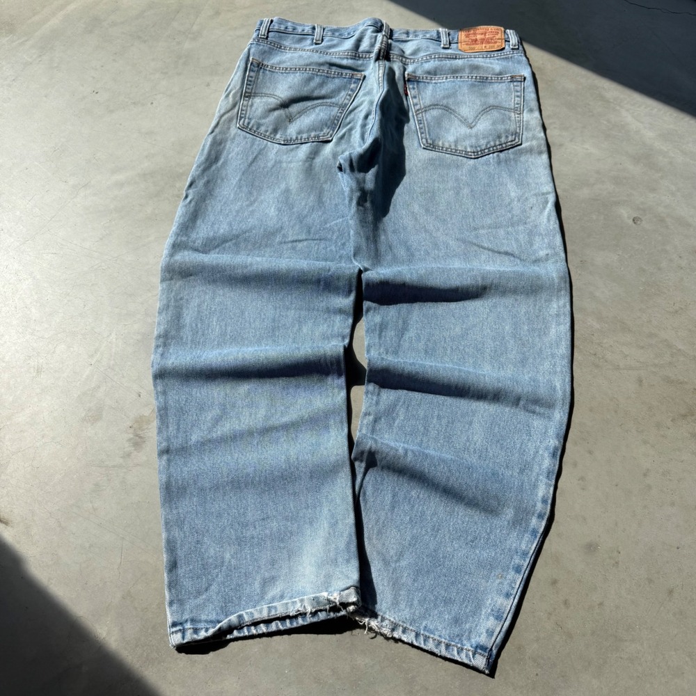 Vintage y2k Relaxed Fit Levi's 550 Light Wash Jeans
